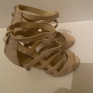 Atrevida Strappy Tan Sandals 👡